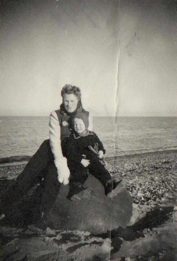 Strandleben 1948 mit Mutter