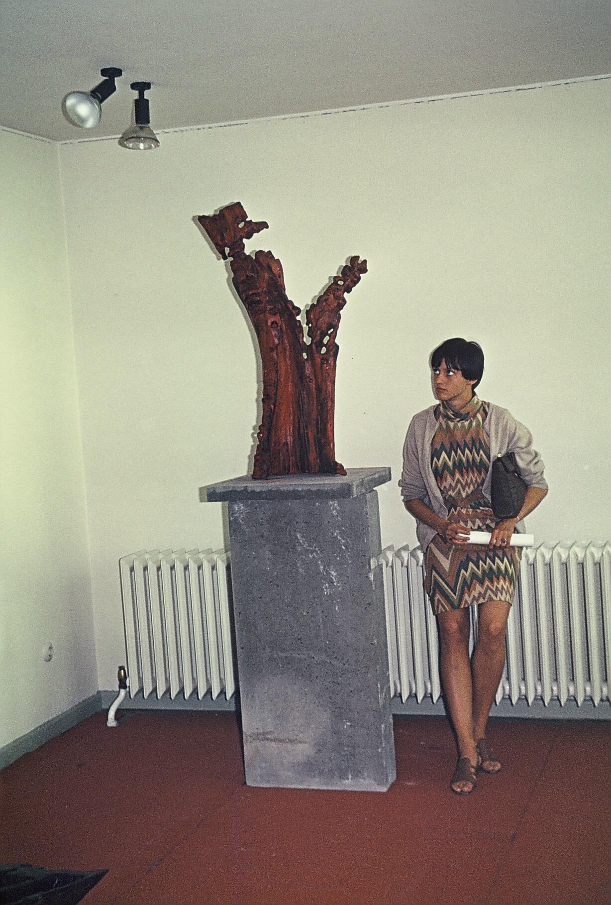 1968 neben Skulptur von Jan Koblasa